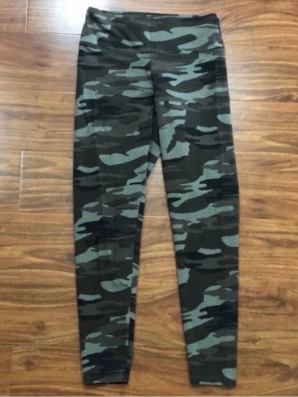 NWOT New Express Womens Olive Camo Midrise Leggings Size Small Activewear Gym